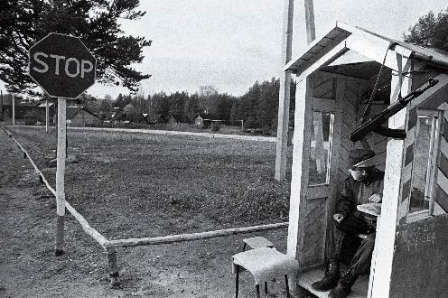 Estonian-Russian border during more peaceful time in 1991. Photo: Estonian National Archives, A Truuväärt