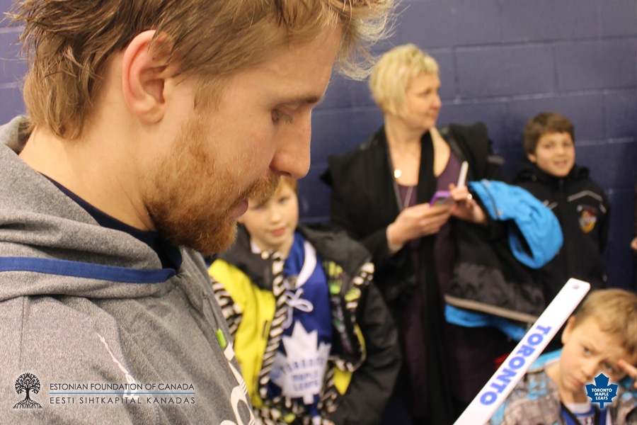 Leo Komarov meeting with young Estonian-Canadian hockey players in Toronto